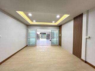 For sale 3 bedrooms townhouse in Bang Kapi, Bangkok