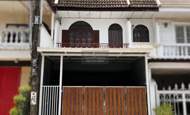 Casa adosada en venta de 2 habitaciones en Bang Kapi, Bangkok