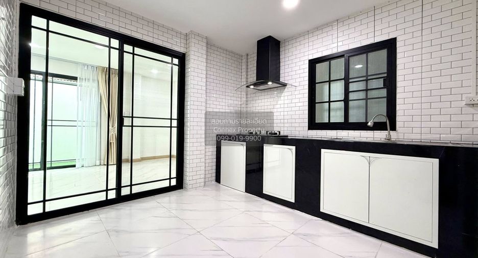 For sale 3 bedrooms townhouse in Bang Phlat, Bangkok