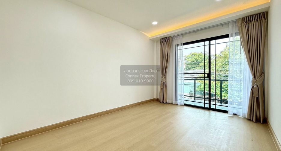 For sale 3 bedrooms townhouse in Bang Phlat, Bangkok