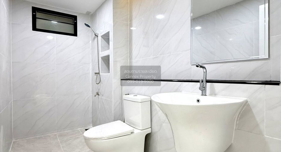 For sale 3 bedrooms townhouse in Bang Phlat, Bangkok