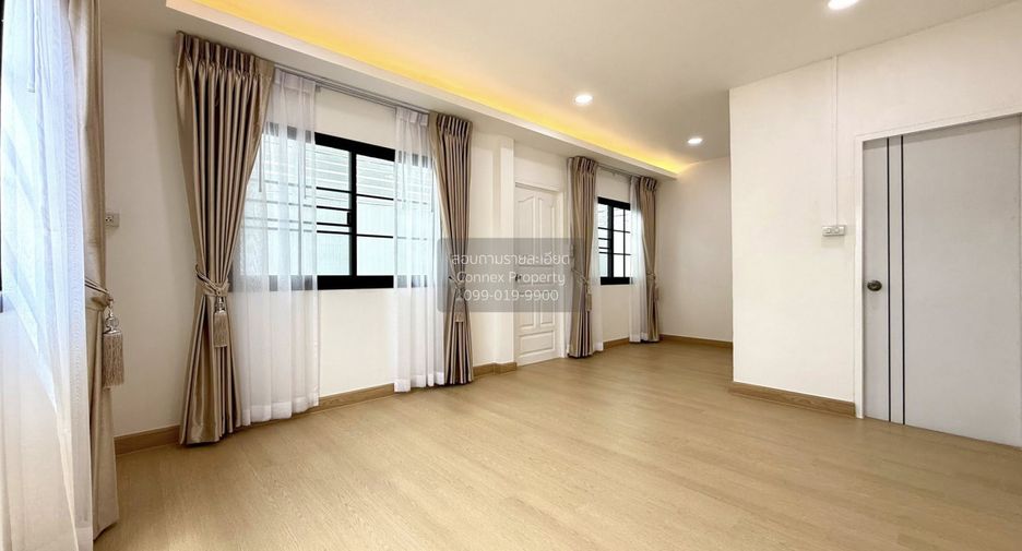 For sale 3 bedrooms townhouse in Bang Phlat, Bangkok