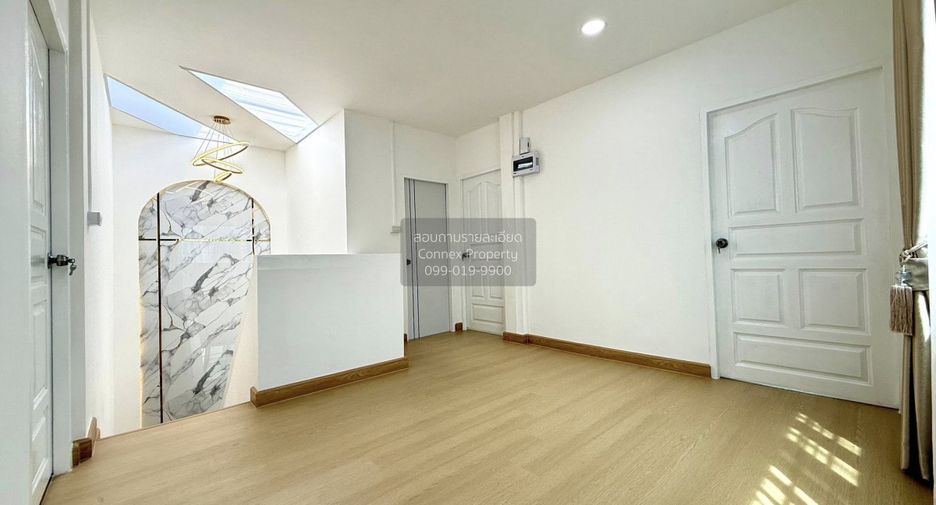 For sale 3 bedrooms townhouse in Bang Phlat, Bangkok