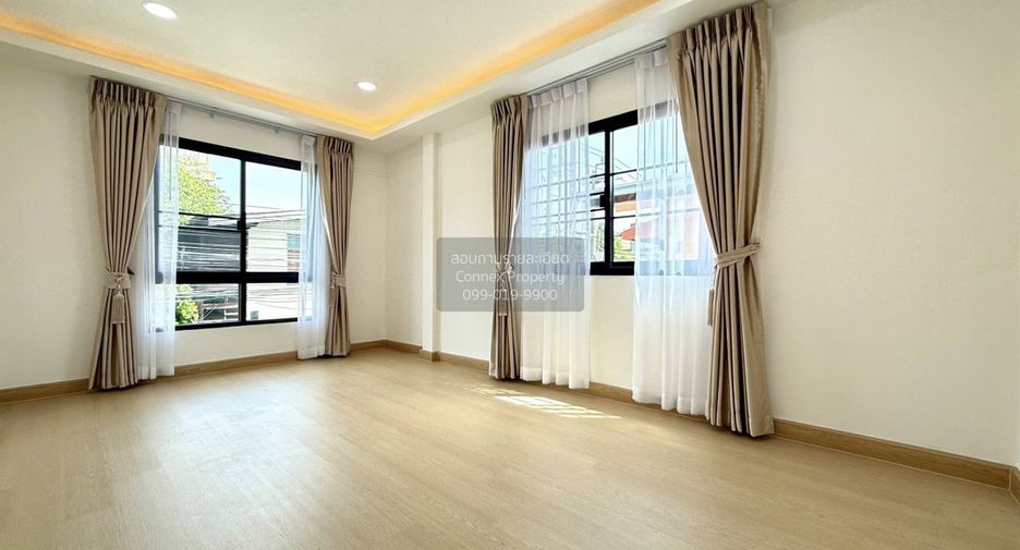 For sale 3 bedrooms townhouse in Bang Phlat, Bangkok