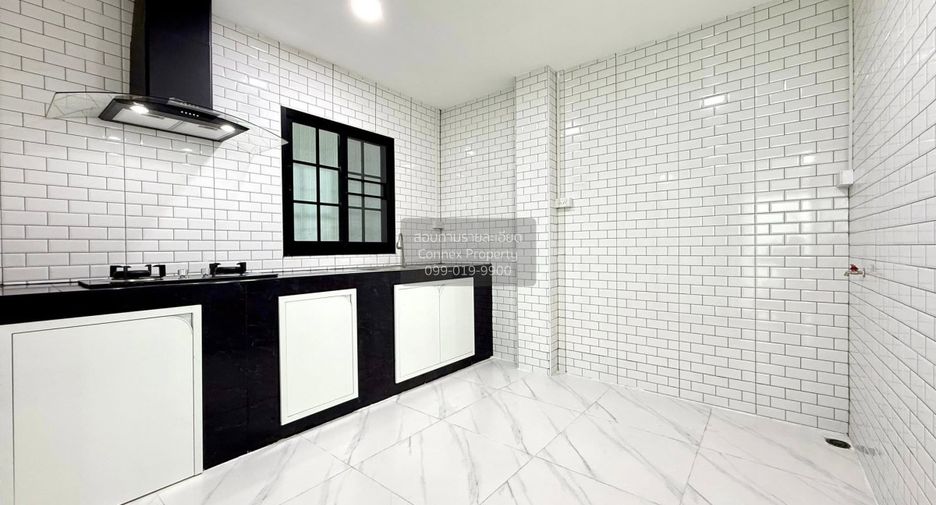 For sale 3 bedrooms townhouse in Bang Phlat, Bangkok