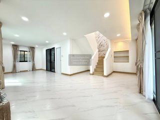 For sale 3 bedrooms townhouse in Bang Phlat, Bangkok