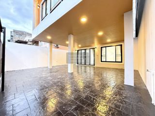 For sale 3 bedrooms townhouse in Bang Phlat, Bangkok