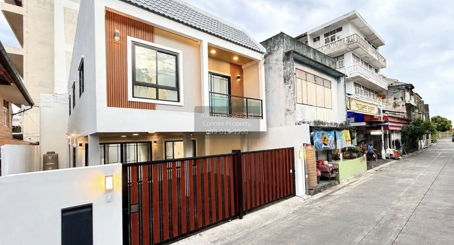 For sale 3 bedrooms townhouse in Bang Phlat, Bangkok
