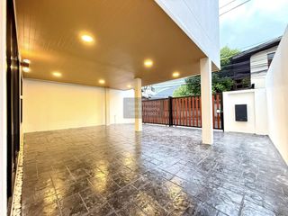 For sale 3 bedrooms townhouse in Bang Phlat, Bangkok