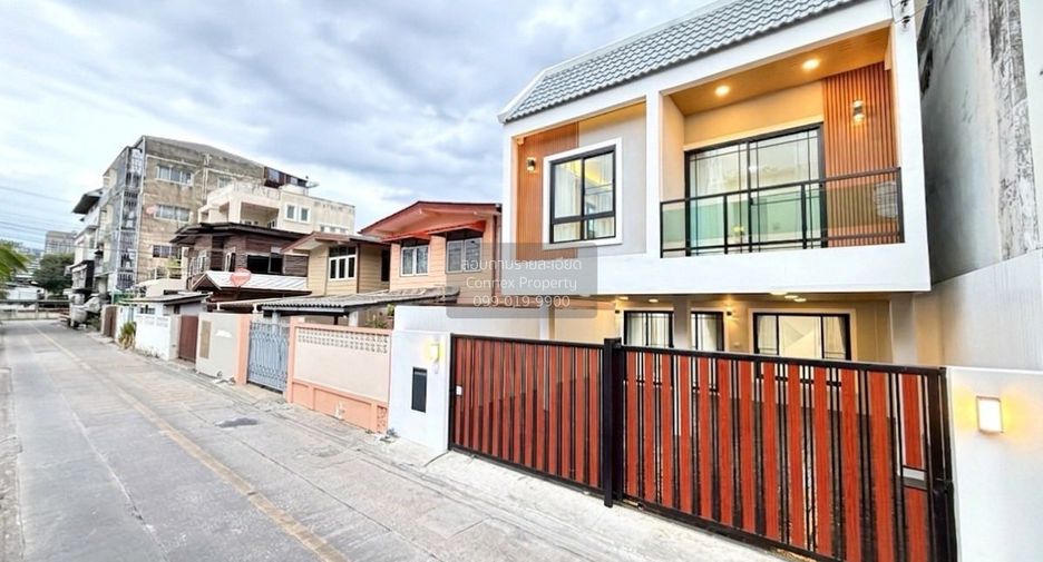 For sale 3 bedrooms townhouse in Bang Phlat, Bangkok