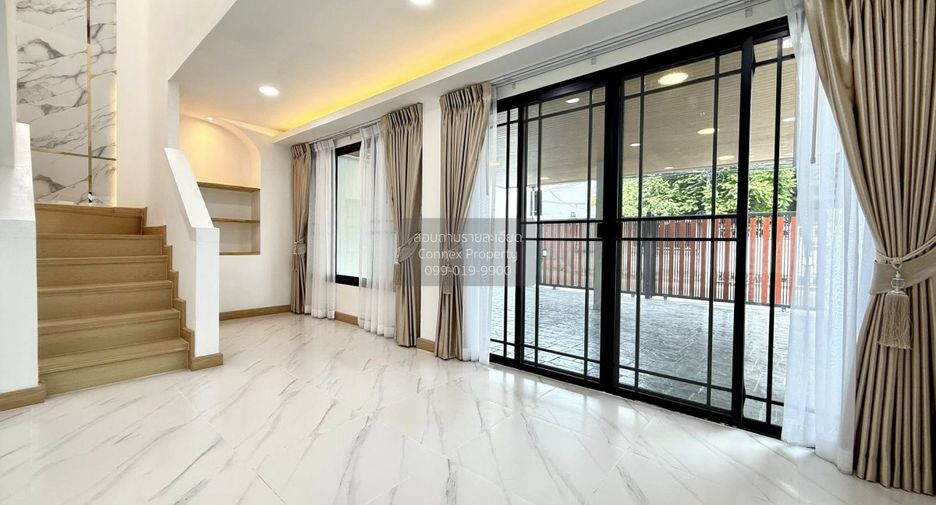For sale 3 bedrooms townhouse in Bang Phlat, Bangkok