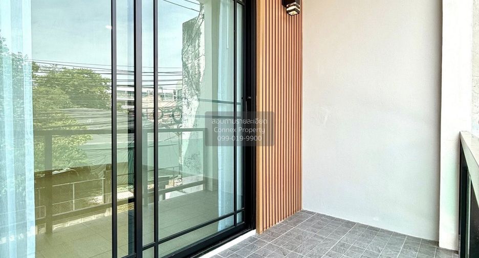 For sale 3 bedrooms townhouse in Bang Phlat, Bangkok