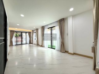 For sale 3 bedrooms townhouse in Bang Phlat, Bangkok