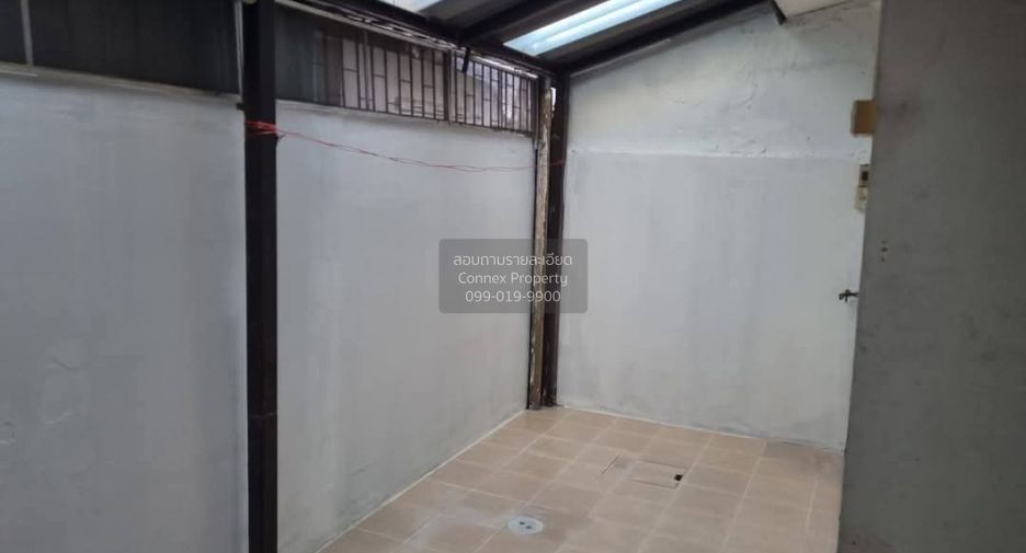 Casa adosada en venta de 4 habitaciones en Sam Phran, Nakhon Pathom