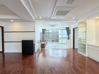 For rent 4 bedrooms condo in Khlong Toei, Bangkok
