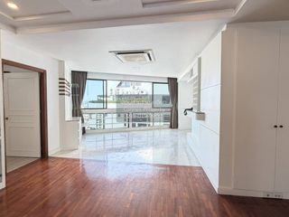 For rent 4 bedrooms condo in Khlong Toei, Bangkok