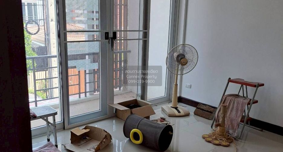 For rent 5 bedrooms townhouse in Min Buri, Bangkok