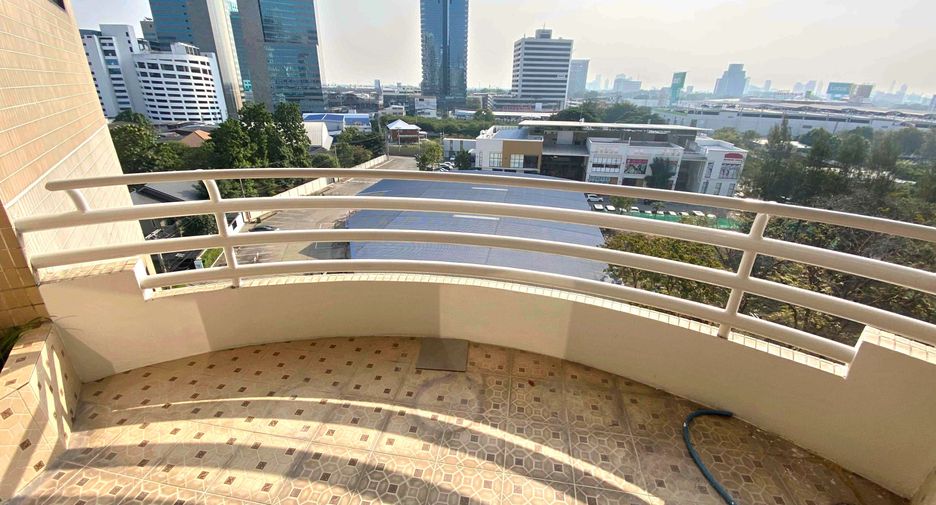 Wohnung zur Miete mit 3 Zimmer in Khlong Toei, Bangkok