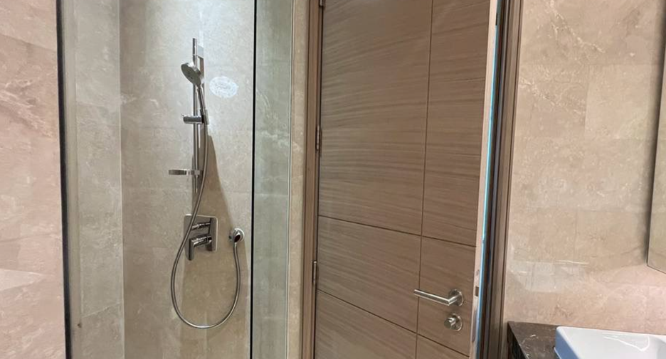 For rent 2 bedrooms condo in Pathum Wan, Bangkok
