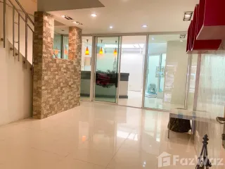 Casa adosada en venta de 2 habitaciones en Wang Thonglang, Bangkok