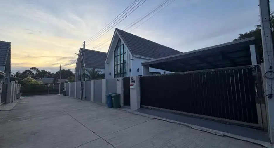 For rent 3 bedrooms villa in East Pattaya, Pattaya