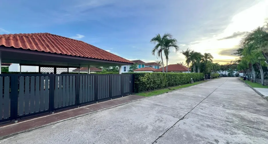 For sale そして for rent 6 ベッドルーム villa in Bang Lamung, Chonburi