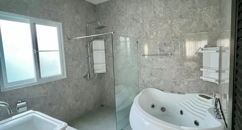 For sale そして for rent 6 ベッドルーム villa in Bang Lamung, Chonburi