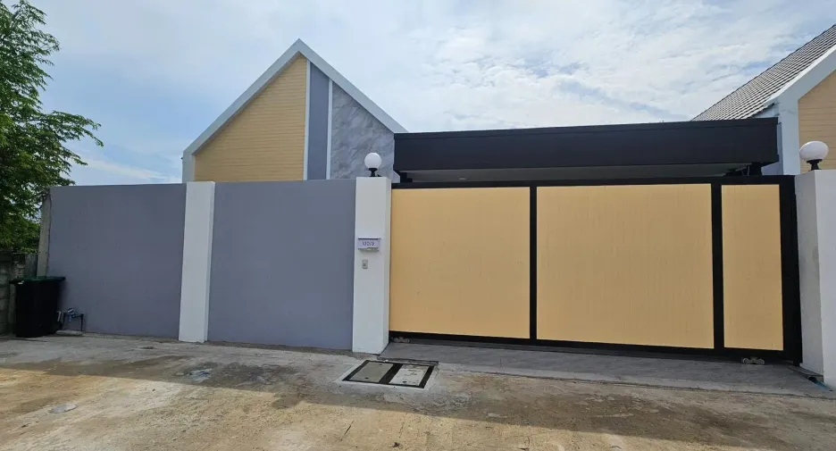 For rent 4 bedrooms villa in East Pattaya, Pattaya