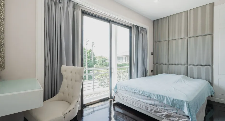 For sale and for rent 5 bedrooms house in Mueang Nonthaburi, Nonthaburi