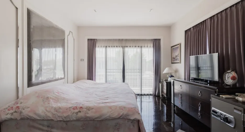 For sale and for rent 5 bedrooms house in Mueang Nonthaburi, Nonthaburi