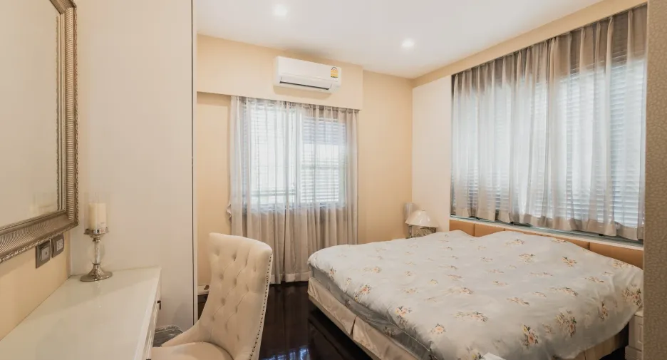 For sale and for rent 5 bedrooms house in Mueang Nonthaburi, Nonthaburi