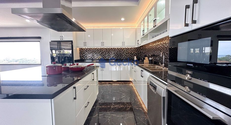 For sale 4 ベッドルーム condo in Pratumnak, Pattaya