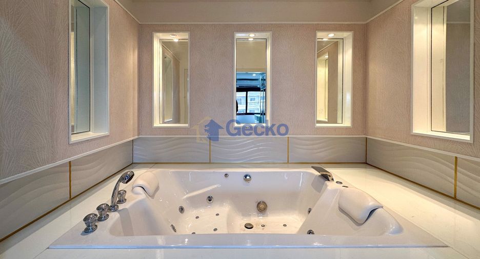 For sale 4 ベッドルーム condo in Pratumnak, Pattaya