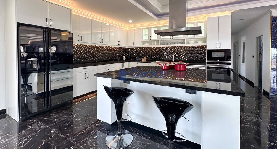 For sale 4 ベッドルーム condo in Pratumnak, Pattaya