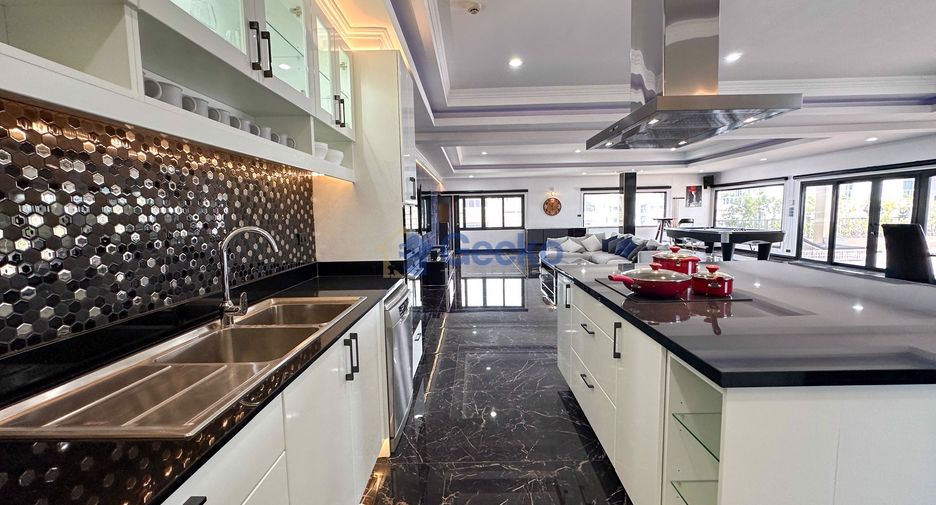 For sale 4 ベッドルーム condo in Pratumnak, Pattaya