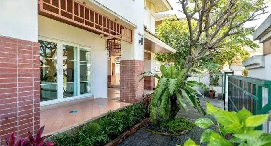 Casa en alquiler de 3 habitaciones en Bang Na, Bangkok