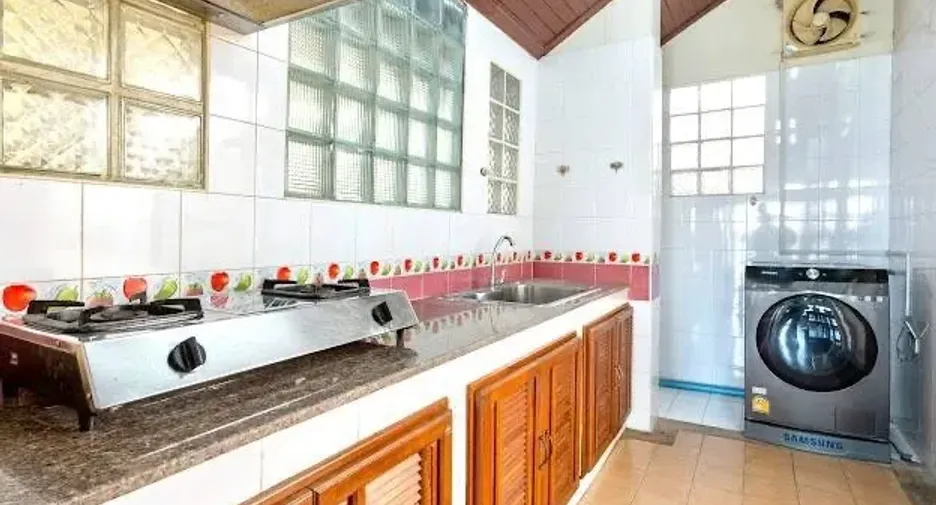 Casa en alquiler de 3 habitaciones en Bang Na, Bangkok