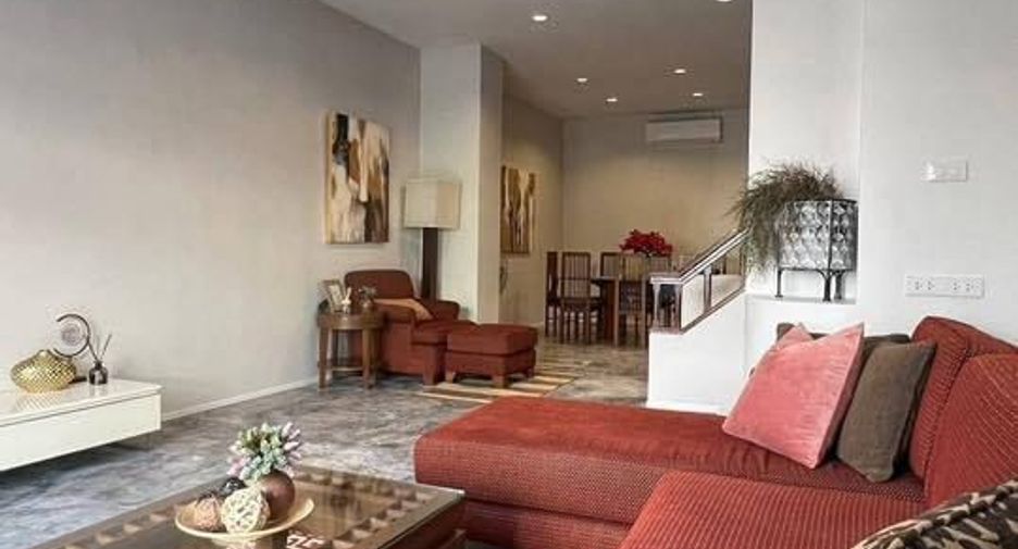 For rent 4 bedrooms townhouse in Suan Luang, Bangkok