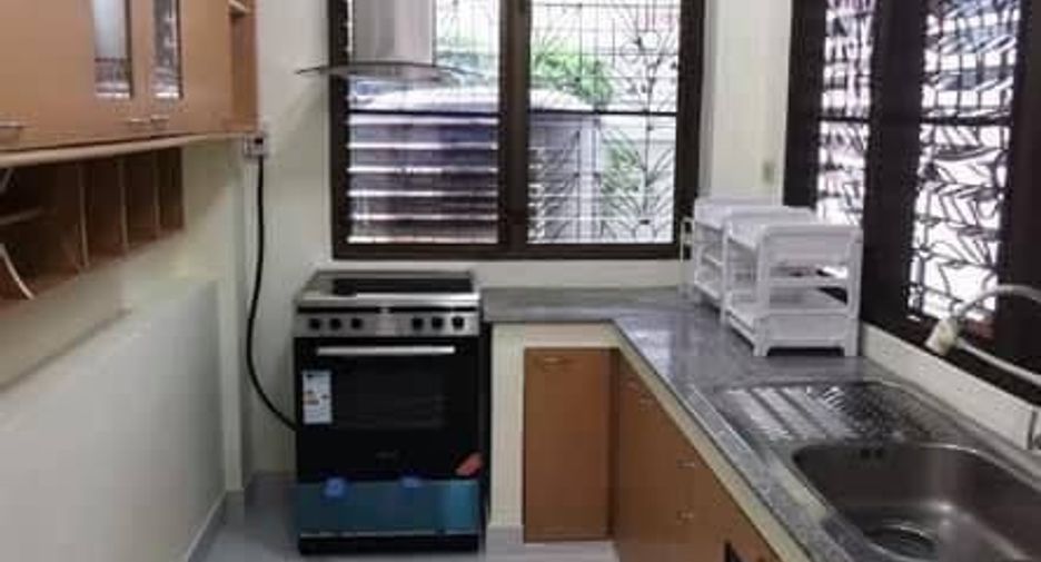 Casa en alquiler de 4 habitaciones en Yan Nawa, Bangkok