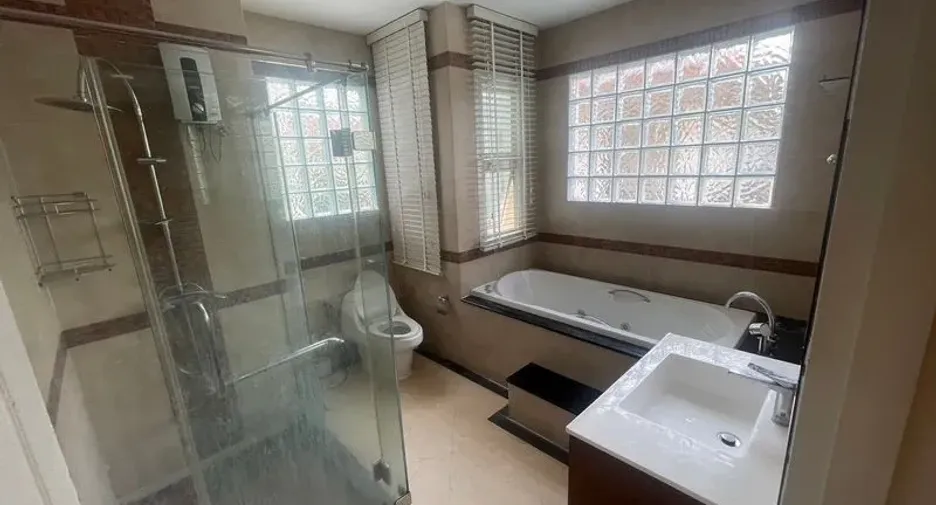 À louer et à vendre 5 chambres maison à Khan Na Yao, Bangkok