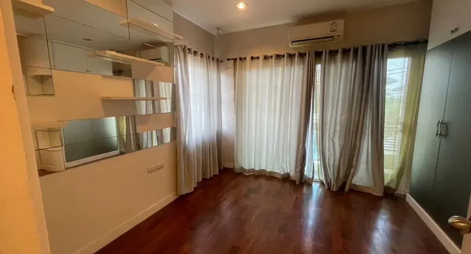 À louer et à vendre 5 chambres maison à Khan Na Yao, Bangkok