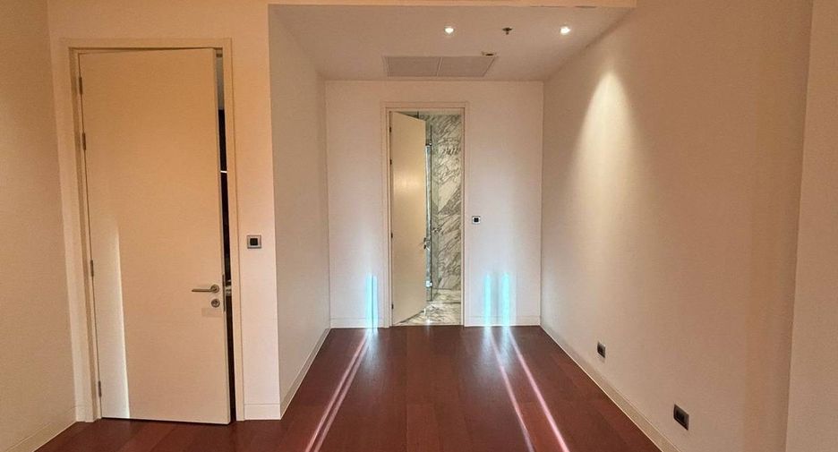 For sale 3 bedrooms condo in Watthana, Bangkok