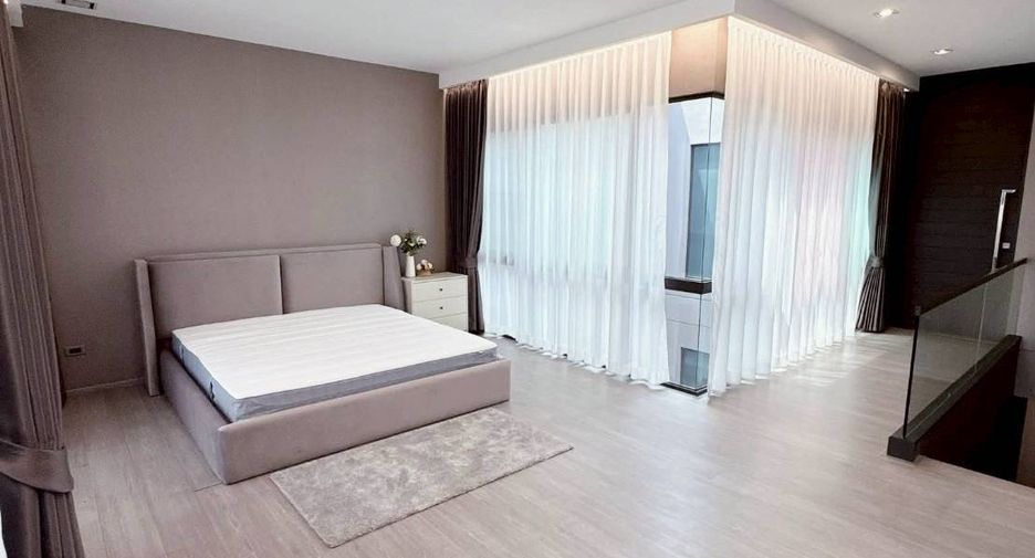 For rent 3 bedrooms townhouse in Lat Phrao, Bangkok