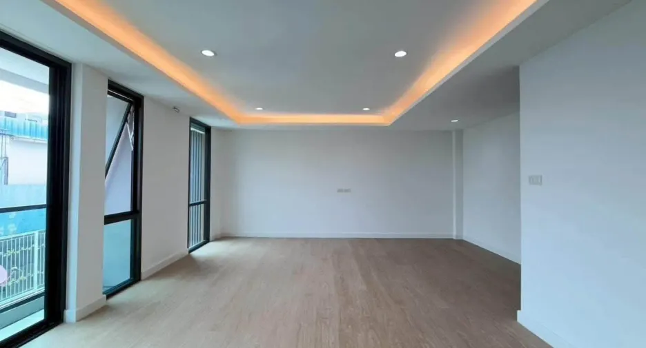 Casa adosada en venta de 4 habitaciones en Phra Khanong, Bangkok
