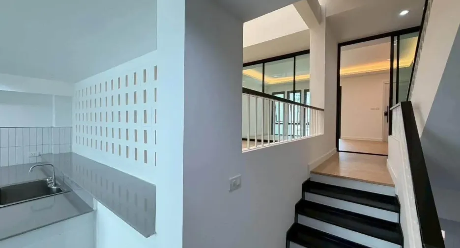 Casa adosada en venta de 4 habitaciones en Phra Khanong, Bangkok