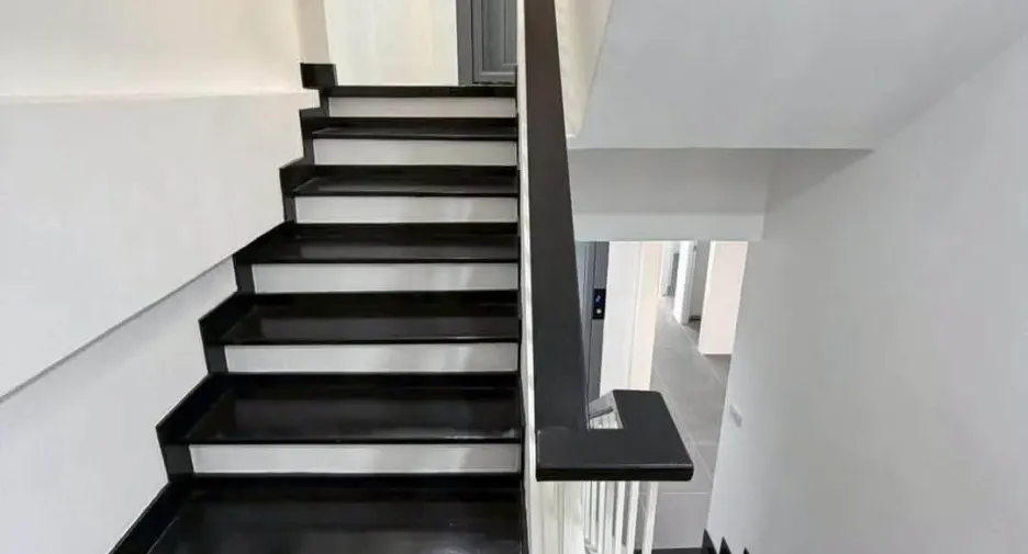 Casa adosada en venta de 4 habitaciones en Phra Khanong, Bangkok