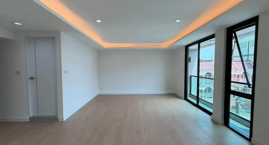 Casa adosada en venta de 4 habitaciones en Phra Khanong, Bangkok