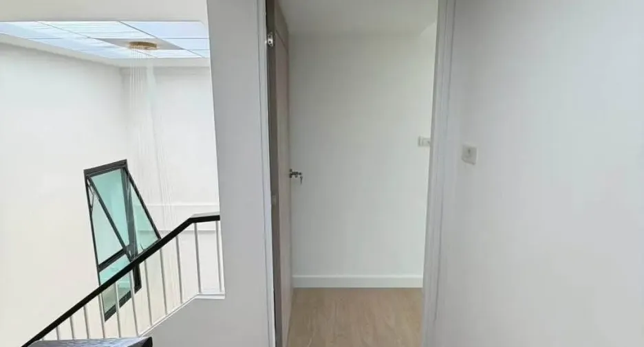 Casa adosada en venta de 4 habitaciones en Phra Khanong, Bangkok