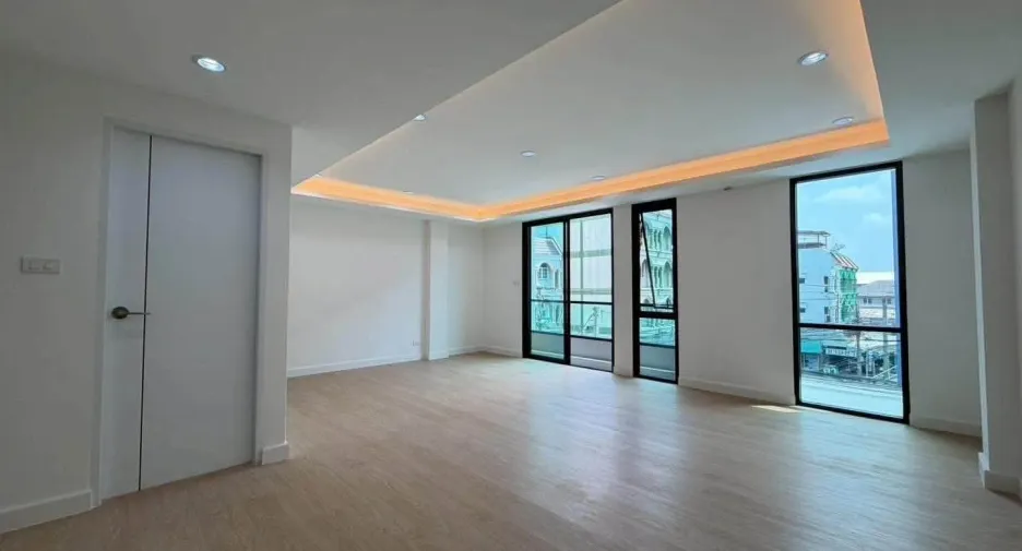 Casa adosada en venta de 4 habitaciones en Phra Khanong, Bangkok
