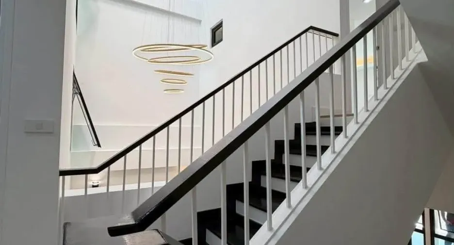Casa adosada en venta de 4 habitaciones en Phra Khanong, Bangkok